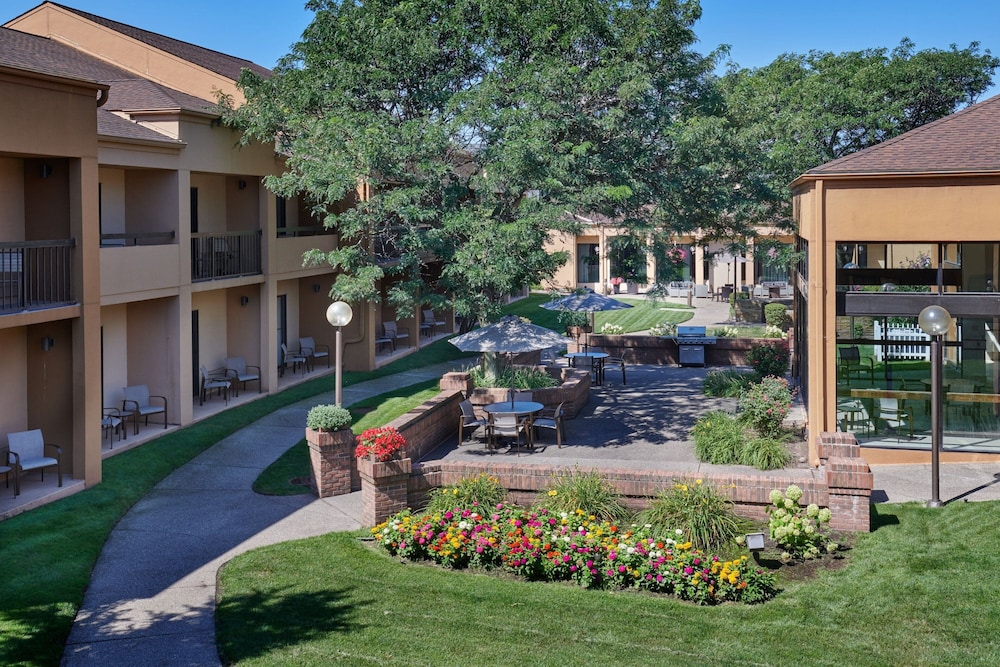 Courtyard by Marriott Detroit Dearborn — Hotel building in Dearborn, Michigan
