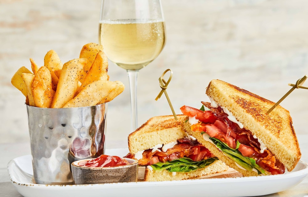 Courtyard by Marriott Detroit Dearborn — Restaurant & bars in Dearborn, Michigan