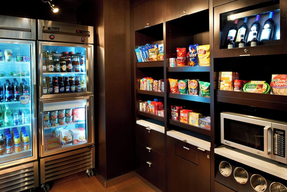 Courtyard by Marriott Detroit Dearborn — Restaurant & bars in Dearborn, Michigan