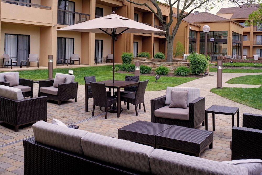 Courtyard by Marriott Detroit Dearborn — Hotel building in Dearborn, Michigan