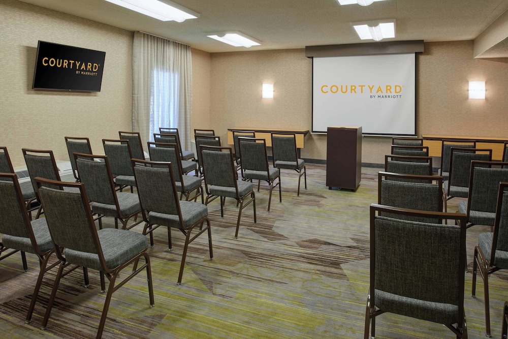 Courtyard by Marriott Detroit Dearborn — Hotel building in Dearborn, Michigan