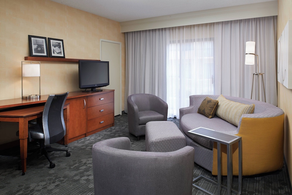 Courtyard by Marriott Detroit Dearborn — Hotel rooms in Dearborn, Michigan