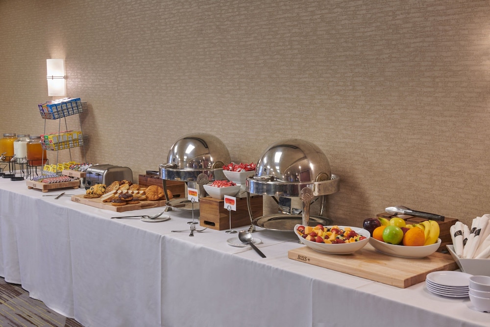 Courtyard by Marriott Detroit Dearborn — Restaurant & bars in Dearborn, Michigan