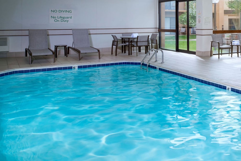 Courtyard by Marriott Detroit Dearborn — Swimming pool in Dearborn, Michigan