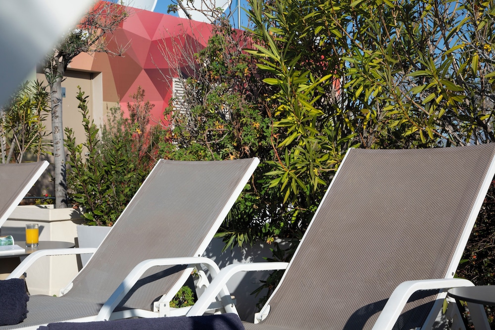 Casual Kubic Athens Hotel by Casual Hoteles — Hotel building in Athens, Attica