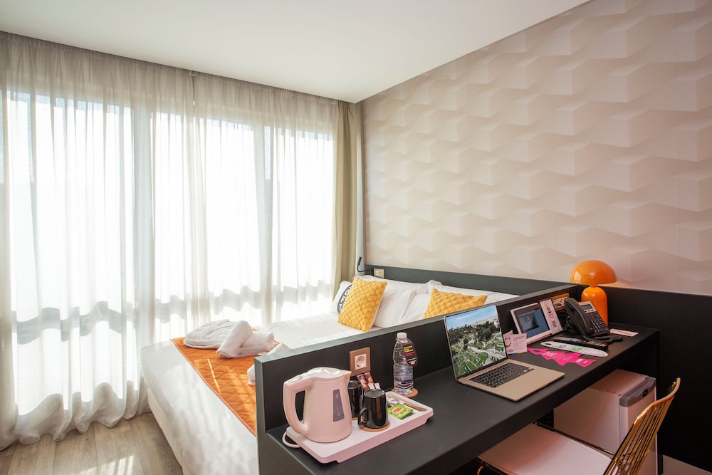 Casual Kubic Athens Hotel by Casual Hoteles — Hotel rooms in Athens, Attica