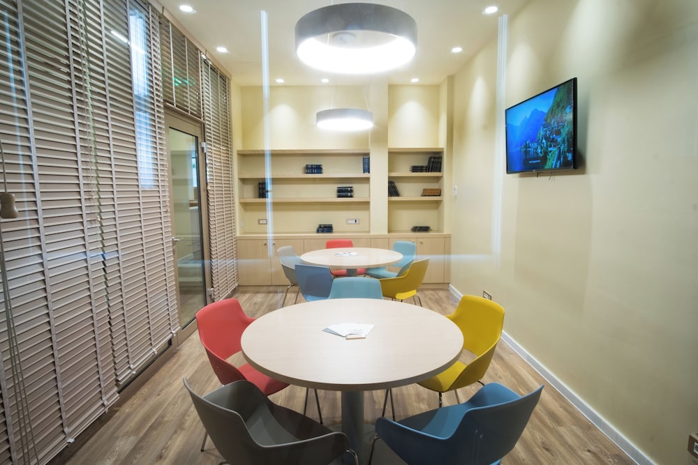 Casual Kubic Athens Hotel by Casual Hoteles — Hotel building in Athens, Attica