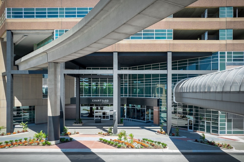 Courtyard By Marriott Detroit Downtown — Hotel building in Detroit, Michigan