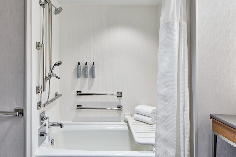 Courtyard By Marriott Detroit Downtown — Hotel rooms in Detroit, Michigan