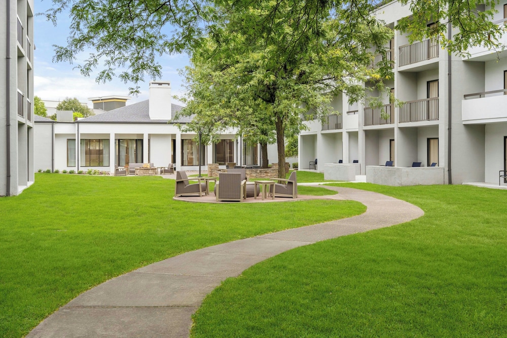 Courtyard by Marriott Detroit Metropolitan Airport Romulus — Hotel building in Romulus, Michigan