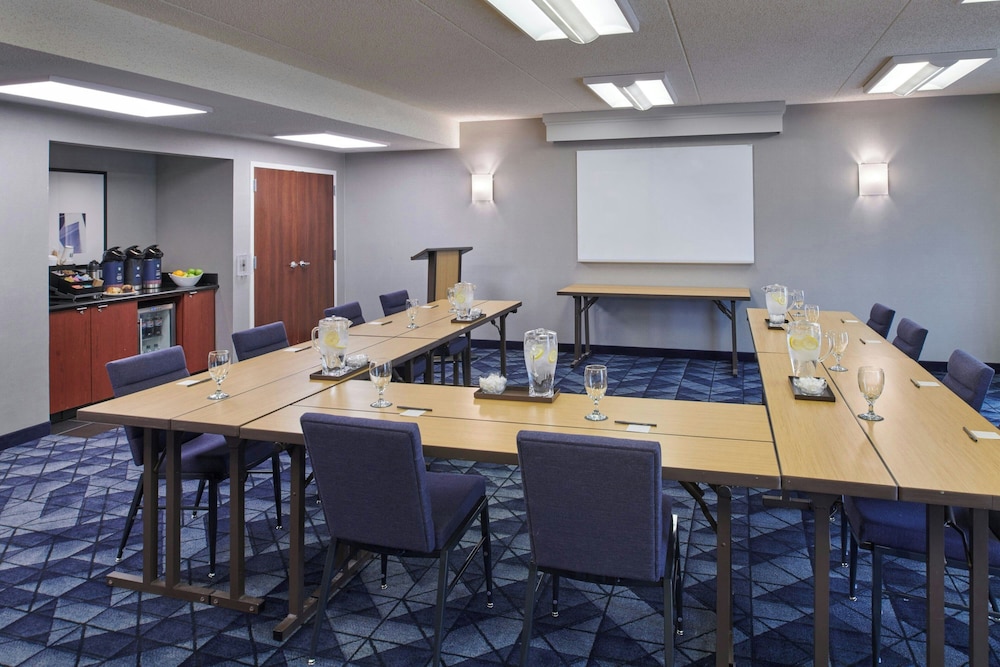 Courtyard by Marriott Detroit Metropolitan Airport Romulus — Hotel building in Romulus, Michigan