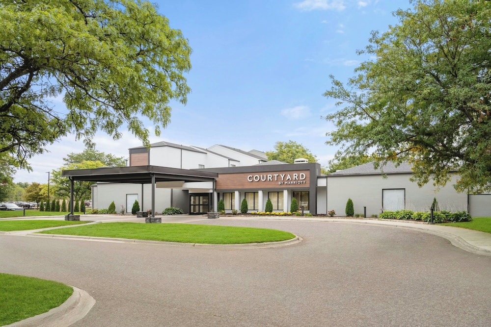 Courtyard by Marriott Detroit Metropolitan Airport Romulus — Hotel building in Romulus, Michigan