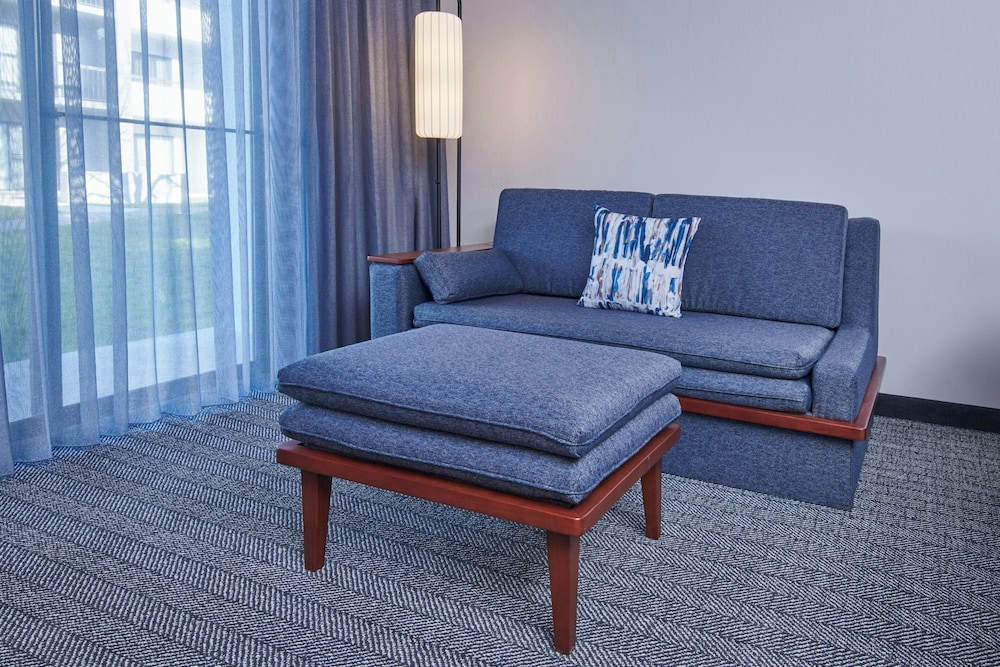 Courtyard by Marriott Detroit Metropolitan Airport Romulus — Hotel rooms in Romulus, Michigan