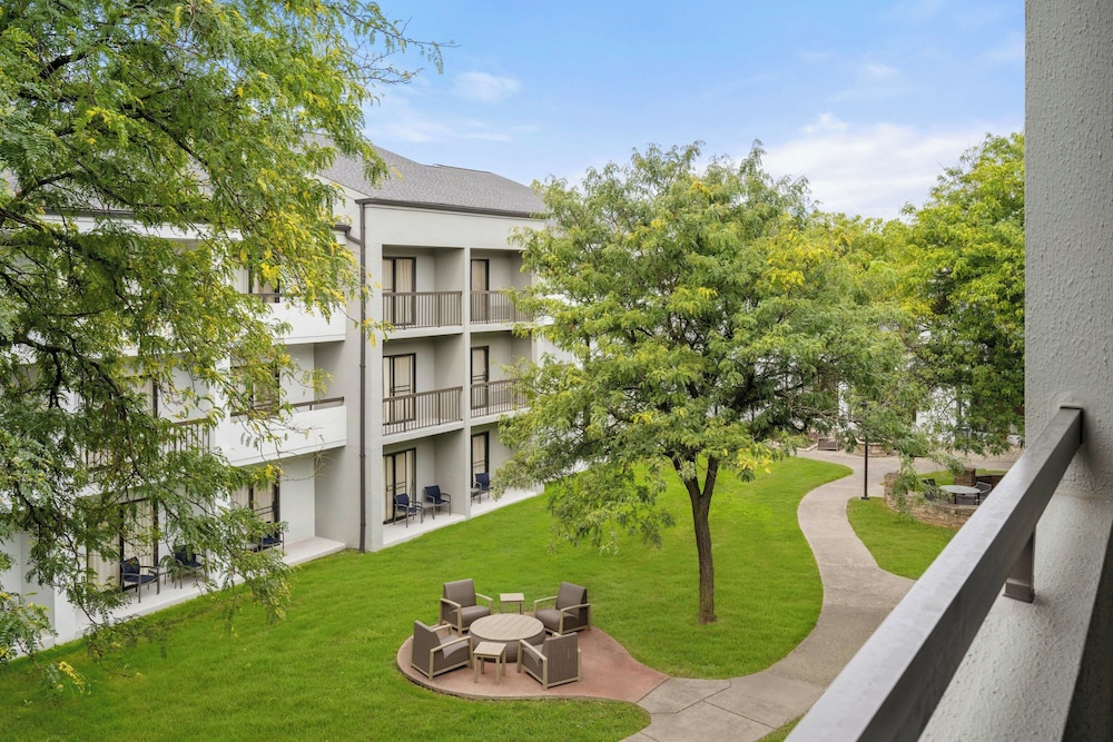 Courtyard by Marriott Detroit Metropolitan Airport Romulus — Hotel building in Romulus, Michigan