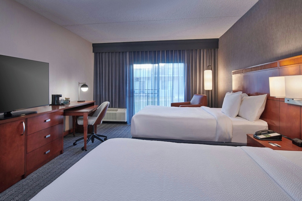 Courtyard by Marriott Detroit Metropolitan Airport Romulus — Hotel rooms in Romulus, Michigan