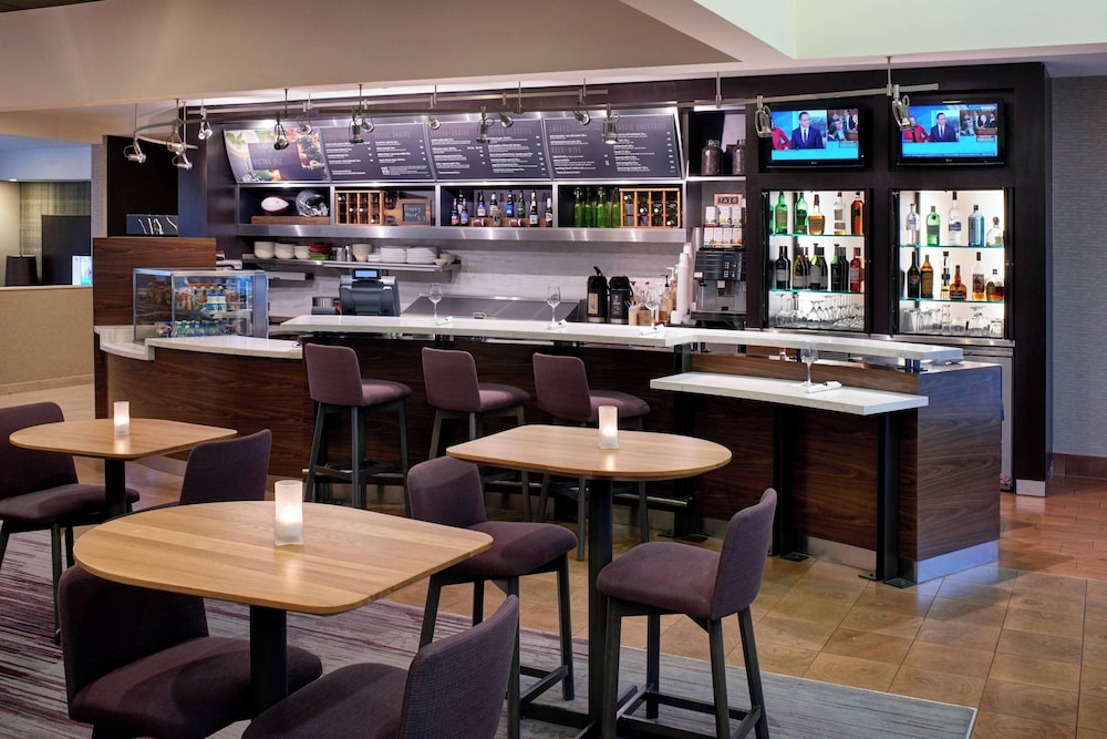 Courtyard by Marriott Detroit Metropolitan Airport Romulus — Restaurant & bars in Romulus, Michigan