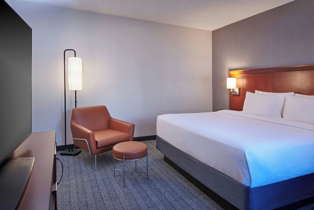 Courtyard by Marriott Detroit Metropolitan Airport Romulus — Hotel rooms in Romulus, Michigan