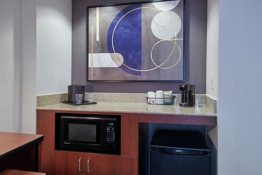 Courtyard by Marriott Detroit Metropolitan Airport Romulus — Hotel rooms in Romulus, Michigan