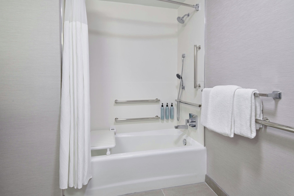 Courtyard by Marriott Detroit Metropolitan Airport Romulus — Hotel rooms in Romulus, Michigan