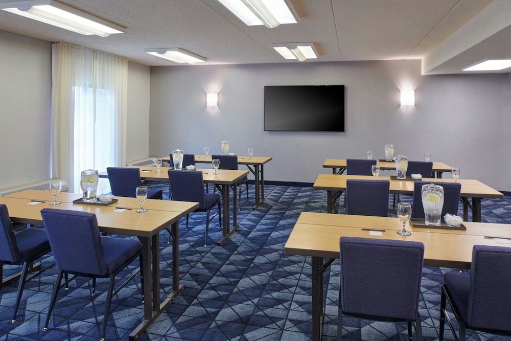 Courtyard by Marriott Detroit Metropolitan Airport Romulus — Hotel building in Romulus, Michigan