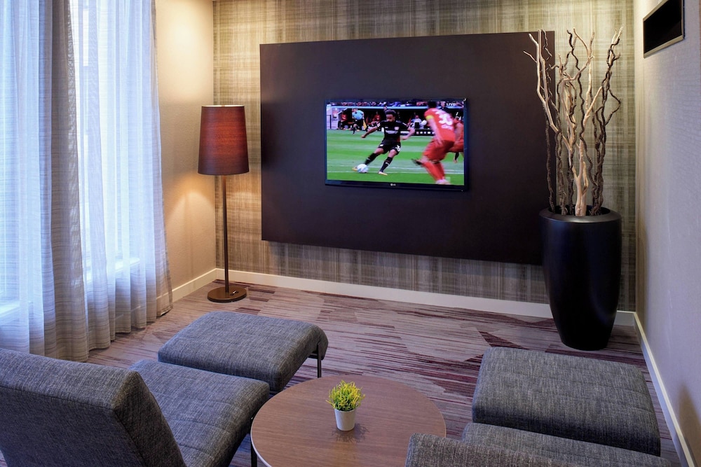 Courtyard by Marriott Detroit Metropolitan Airport Romulus — Hotel rooms in Romulus, Michigan