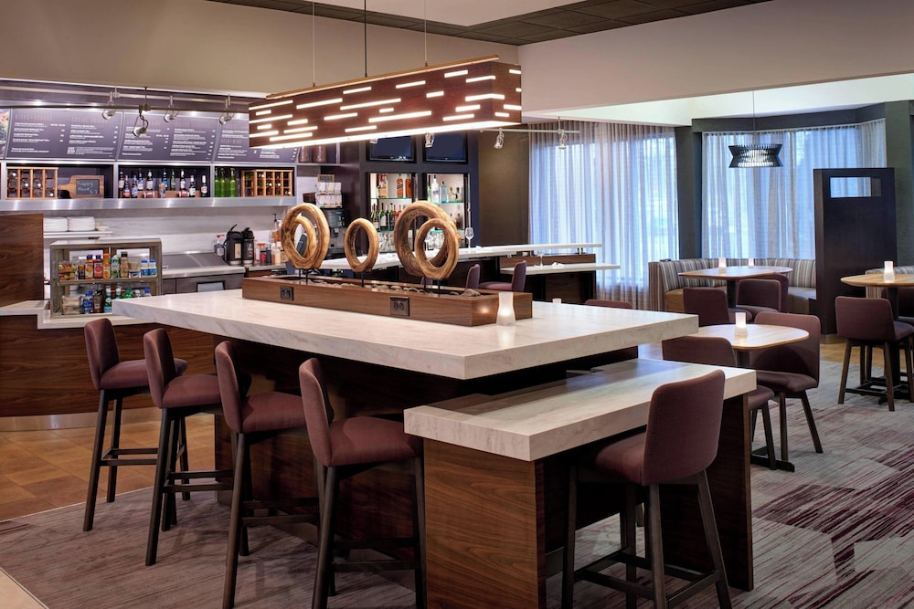 Courtyard by Marriott Detroit Metropolitan Airport Romulus — Restaurant & bars in Romulus, Michigan