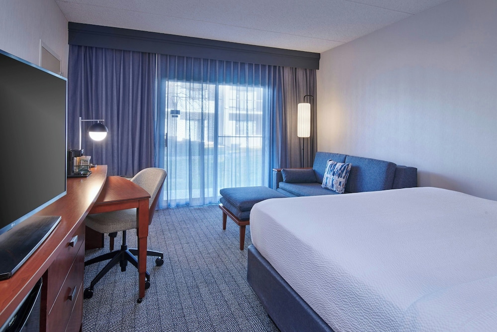 Courtyard by Marriott Detroit Metropolitan Airport Romulus — Hotel rooms in Romulus, Michigan