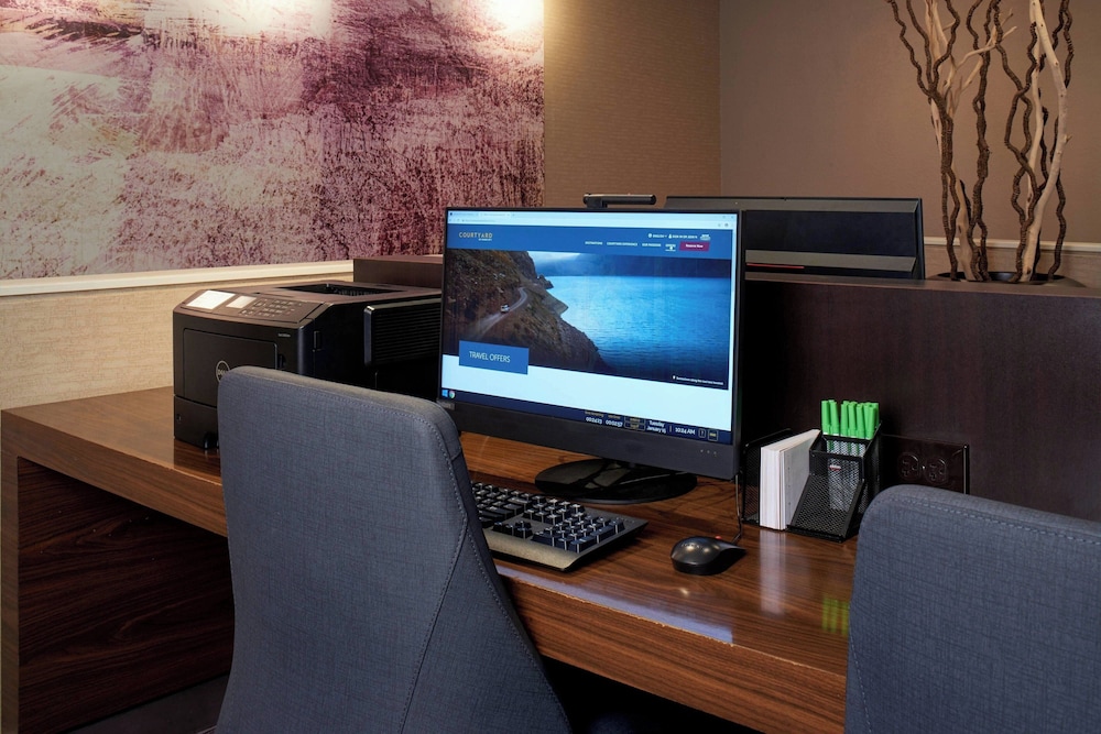 Courtyard by Marriott Detroit Metropolitan Airport Romulus — Hotel rooms in Romulus, Michigan