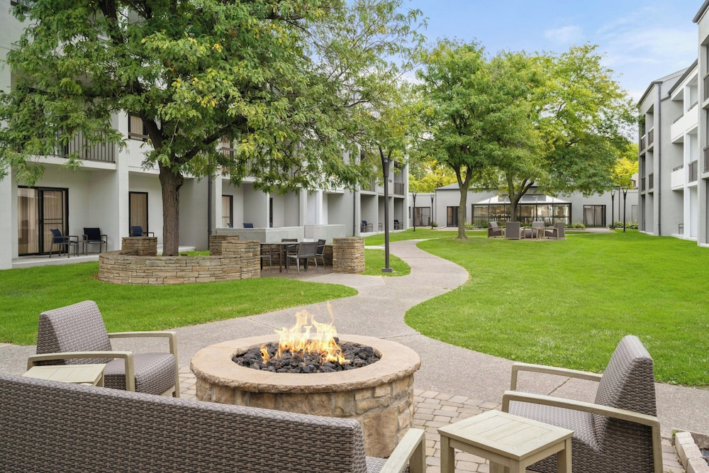 Courtyard by Marriott Detroit Metropolitan Airport Romulus — Hotel building in Romulus, Michigan