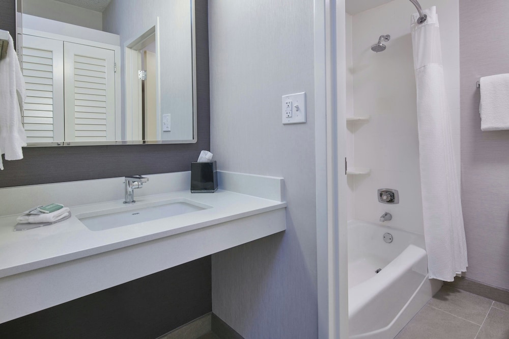 Courtyard by Marriott Detroit Metropolitan Airport Romulus — Hotel rooms in Romulus, Michigan