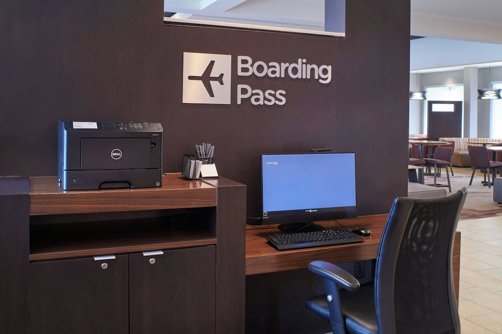 Courtyard by Marriott Detroit Metropolitan Airport Romulus — Hotel building in Romulus, Michigan