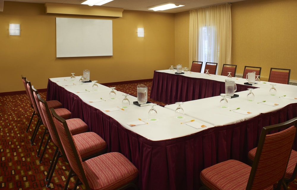Courtyard by Marriott Detroit Metropolitan Airport Romulus — Hotel building in Romulus, Michigan