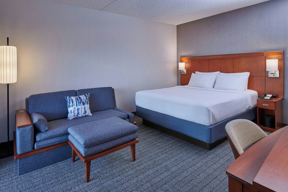 Courtyard by Marriott Detroit Metropolitan Airport Romulus — Hotel rooms in Romulus, Michigan