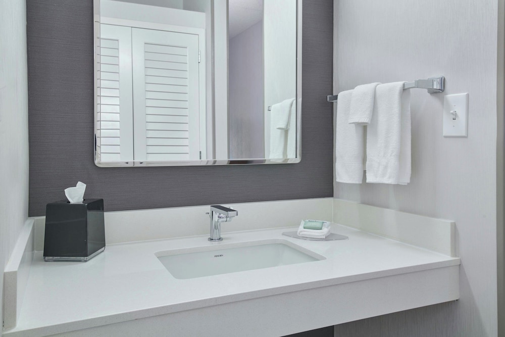 Courtyard by Marriott Detroit Metropolitan Airport Romulus — Hotel rooms in Romulus, Michigan