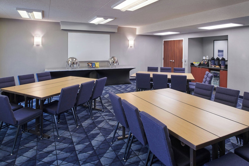 Courtyard by Marriott Detroit Metropolitan Airport Romulus — Hotel building in Romulus, Michigan