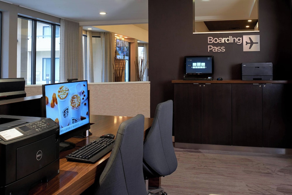 Courtyard by Marriott Detroit Metropolitan Airport Romulus — Hotel building in Romulus, Michigan