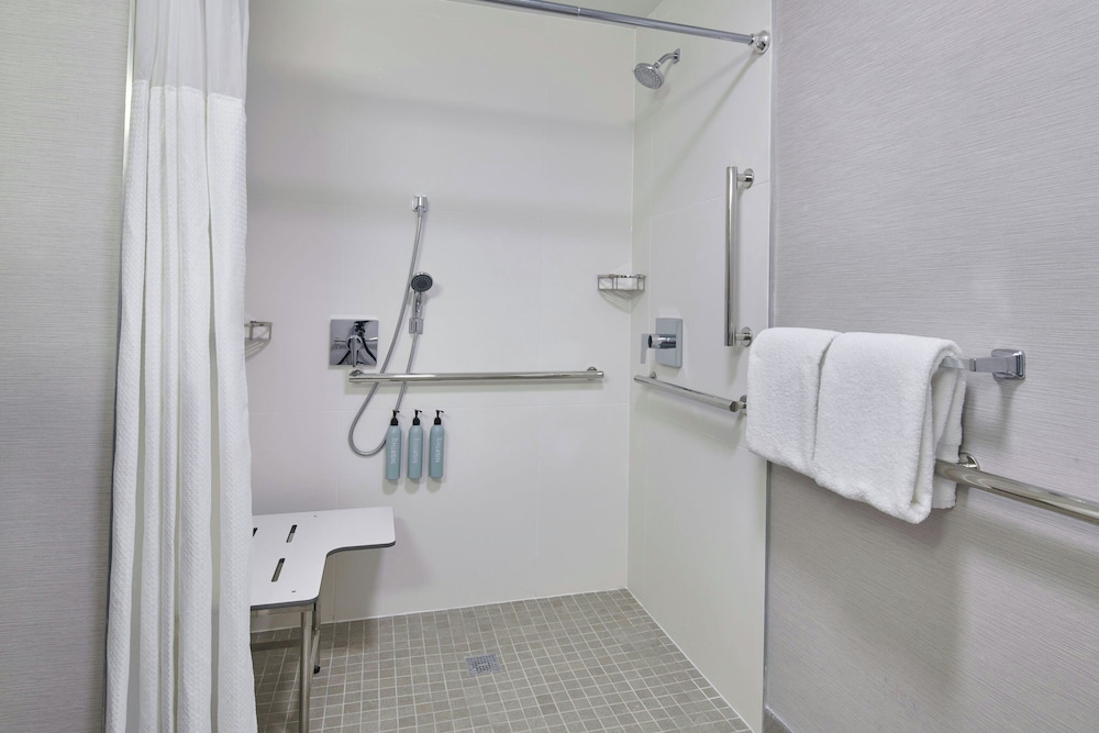 Courtyard by Marriott Detroit Metropolitan Airport Romulus — Hotel rooms in Romulus, Michigan