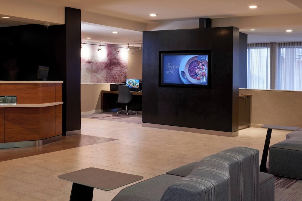 Courtyard by Marriott Detroit Metropolitan Airport Romulus — Restaurant & bars in Romulus, Michigan
