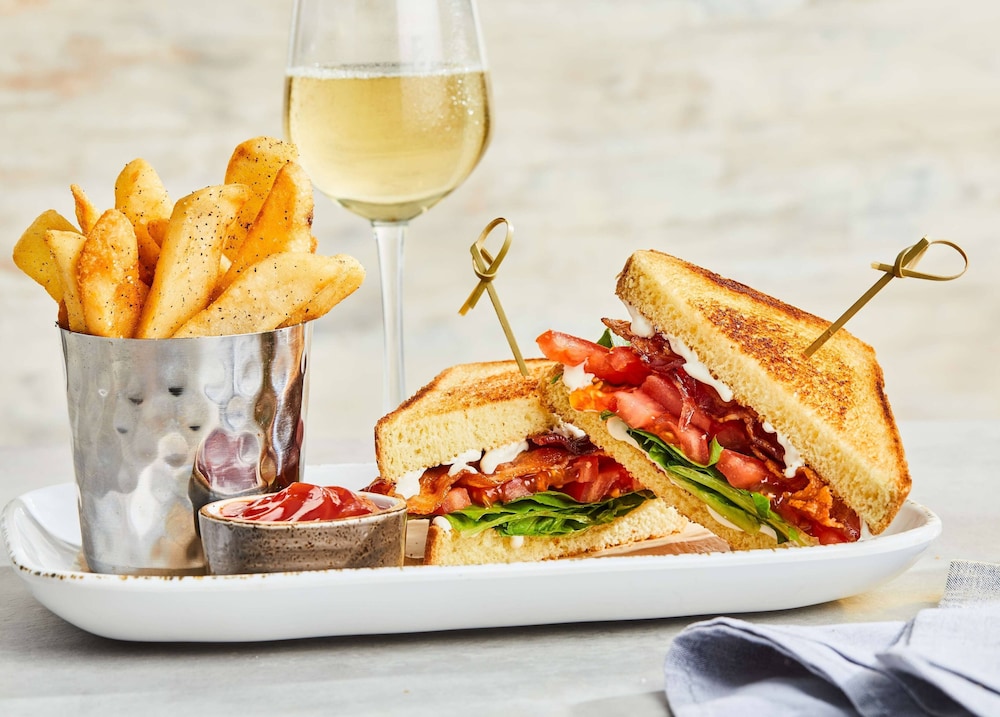 Courtyard by Marriott Detroit Metropolitan Airport Romulus — Restaurant & bars in Romulus, Michigan