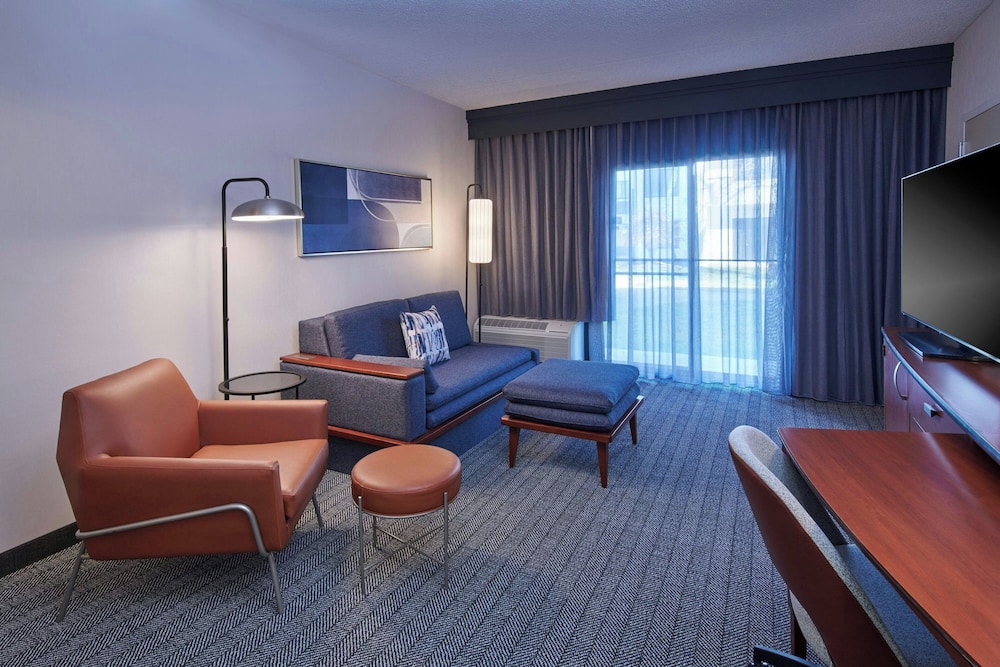 Courtyard by Marriott Detroit Metropolitan Airport Romulus — Hotel rooms in Romulus, Michigan