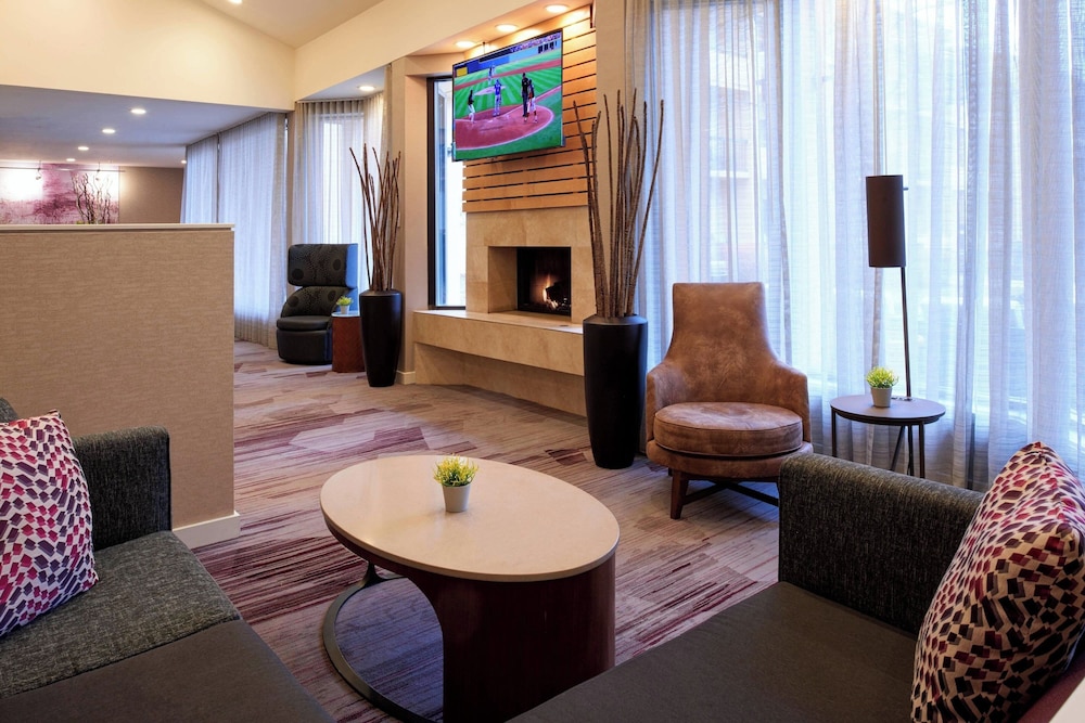 Courtyard by Marriott Detroit Metropolitan Airport Romulus — Hotel building in Romulus, Michigan