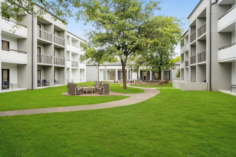 Courtyard by Marriott Detroit Metropolitan Airport Romulus — Hotel building in Romulus, Michigan