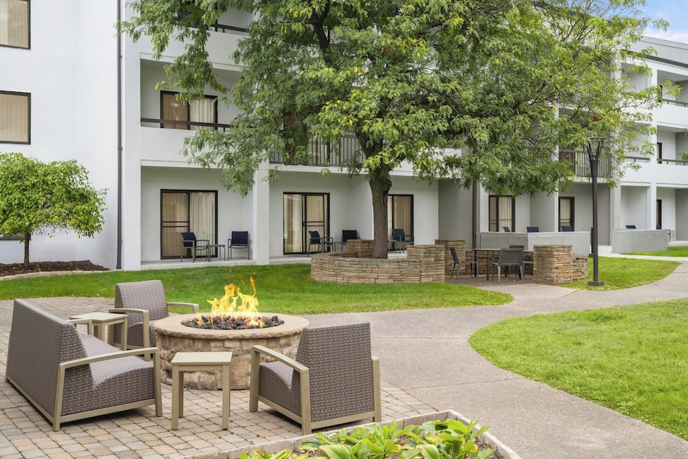 Courtyard by Marriott Detroit Metropolitan Airport Romulus — Hotel building in Romulus, Michigan