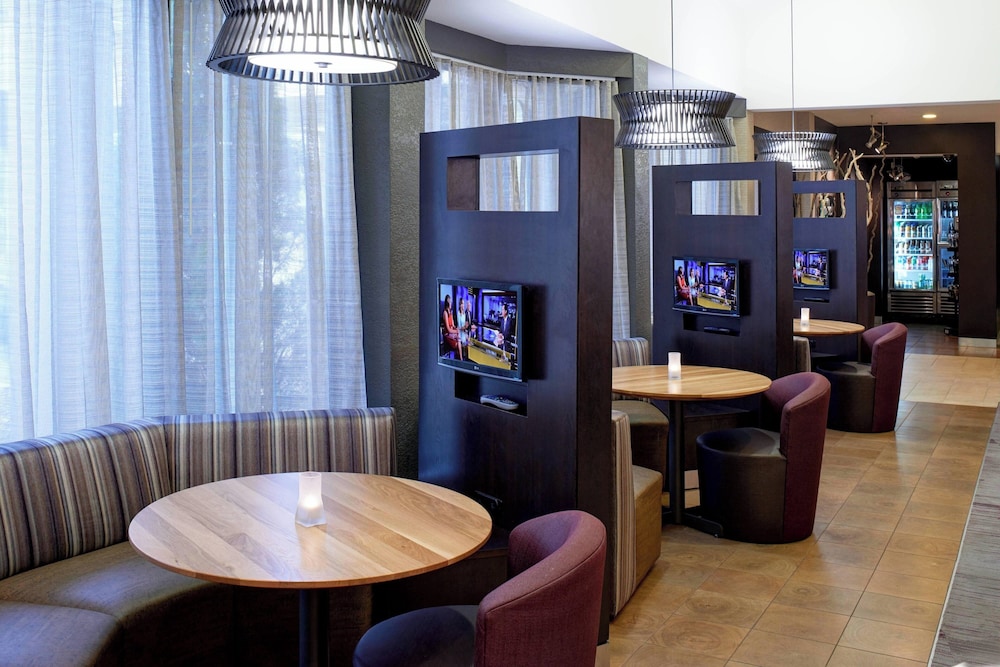 Courtyard by Marriott Detroit Metropolitan Airport Romulus — Restaurant & bars in Romulus, Michigan