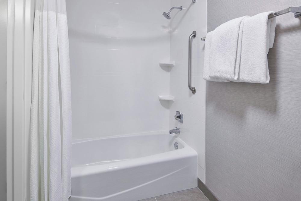Courtyard by Marriott Detroit Metropolitan Airport Romulus — Hotel rooms in Romulus, Michigan