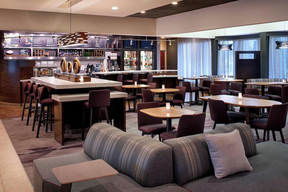 Courtyard by Marriott Detroit Metropolitan Airport Romulus — Restaurant & bars in Romulus, Michigan