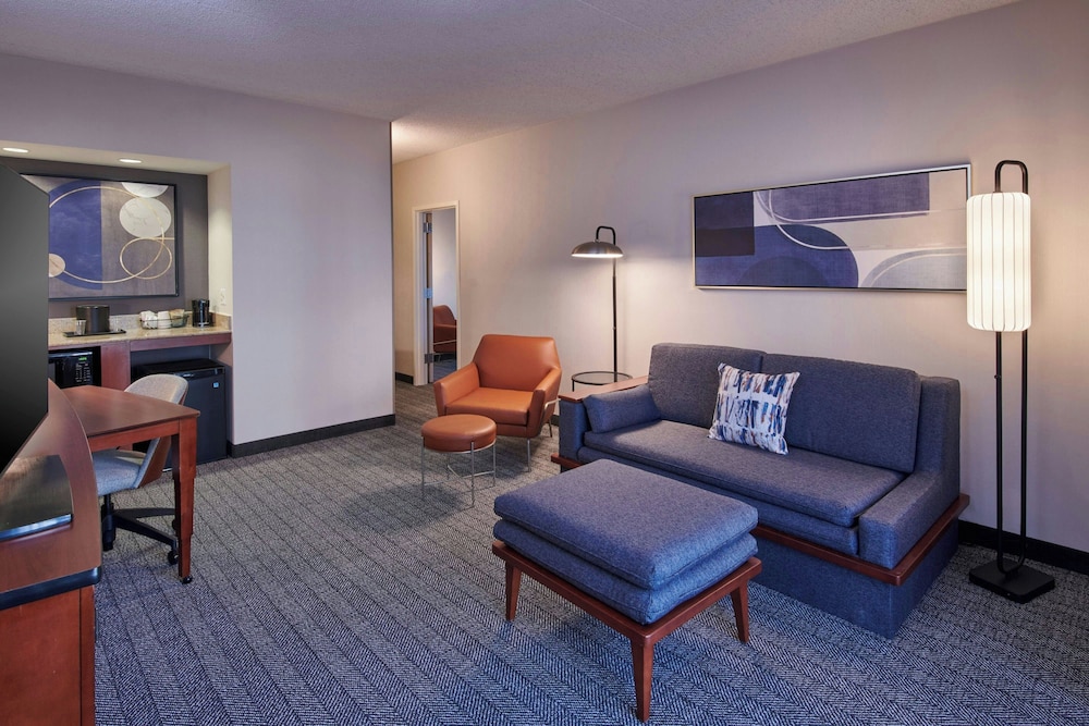Courtyard by Marriott Detroit Metropolitan Airport Romulus — Hotel rooms in Romulus, Michigan