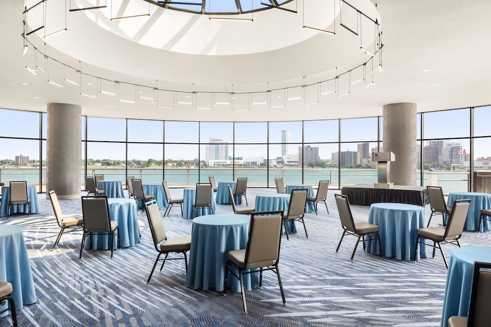 Detroit Marriott at the Renaissance Center — Restaurant & bars in Detroit, Michigan