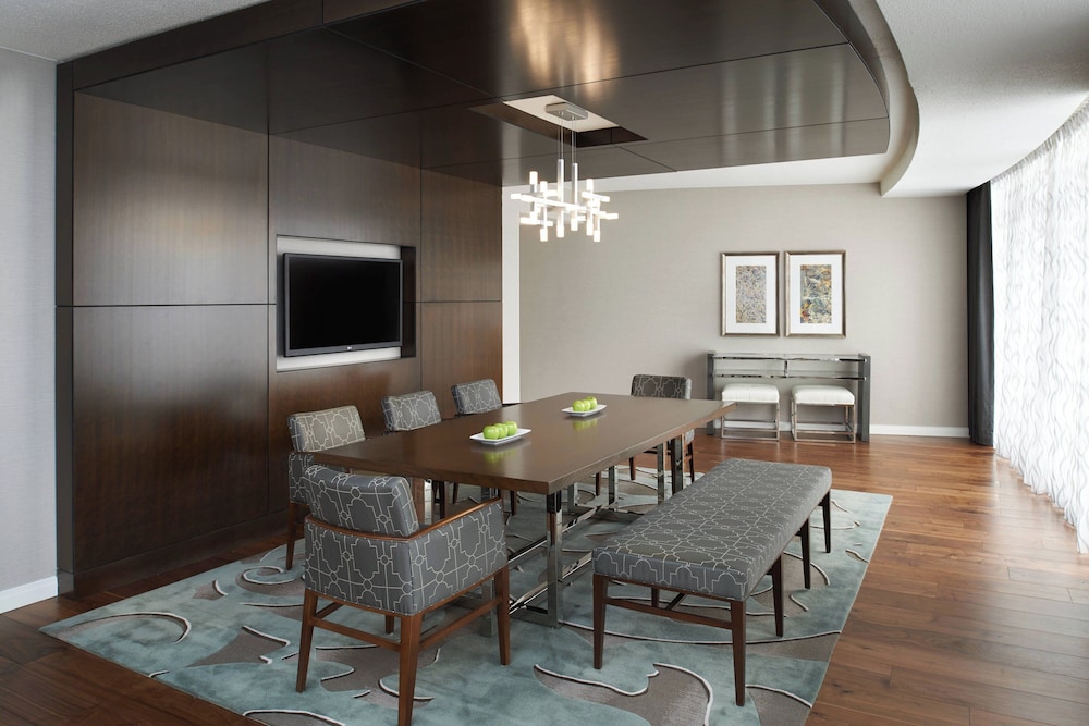 Detroit Marriott at the Renaissance Center — Hotel rooms in Detroit, Michigan