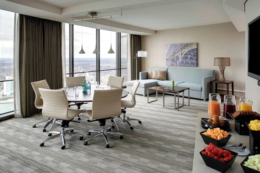 Detroit Marriott at the Renaissance Center — Hotel rooms in Detroit, Michigan